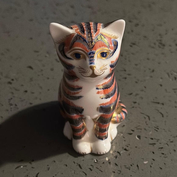 Royal Crown Derby - Bone China Tabby Cat - Picture 1 of 5